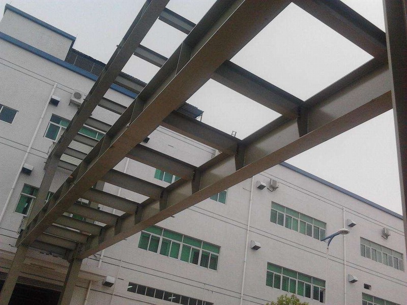 鋼結(jié)構(gòu)房屋的頂部使用哪種材料？